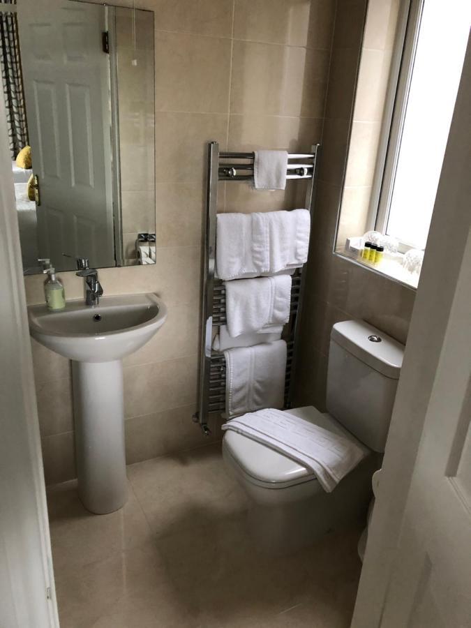 Family Room with Lake View,1115627091:JPEG